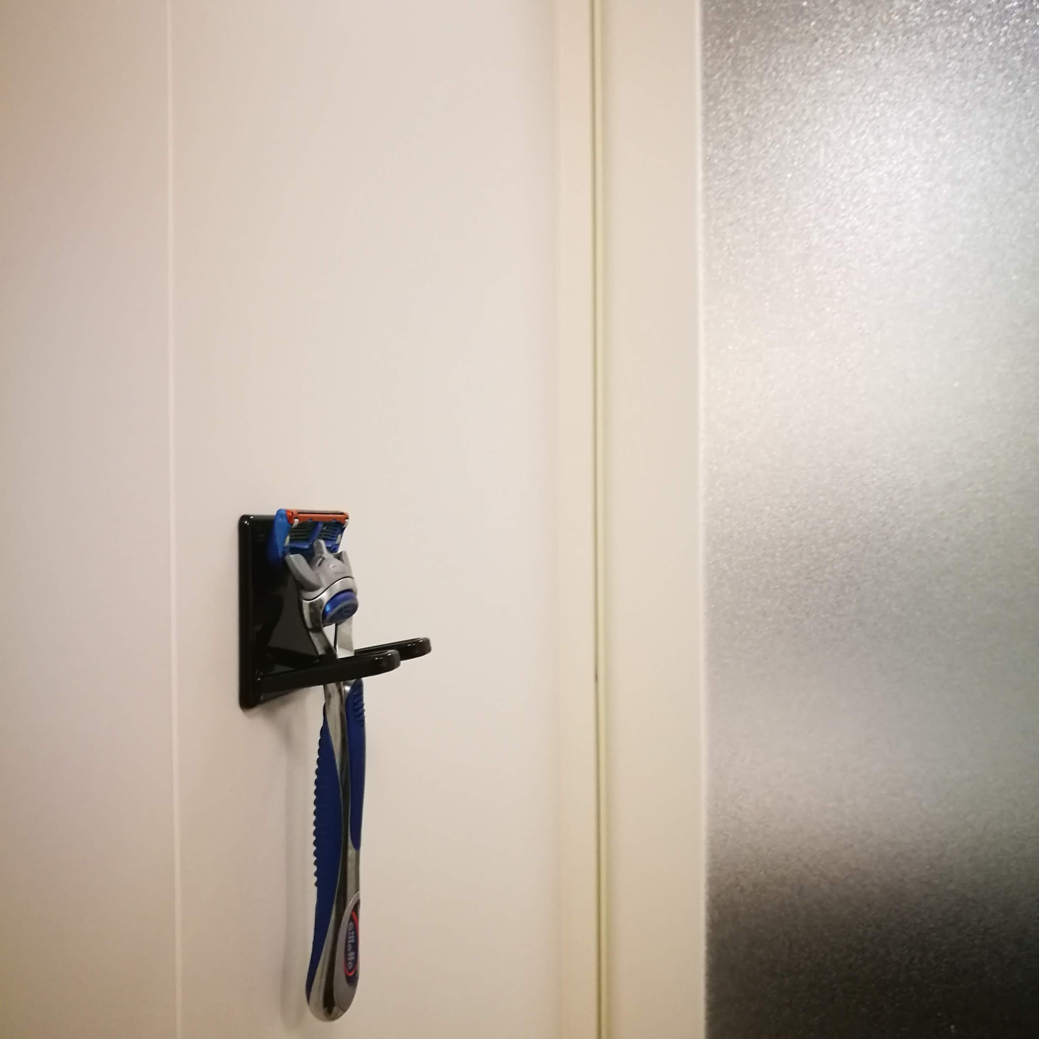 マグネットバスルームシェーバーホルダー タワー