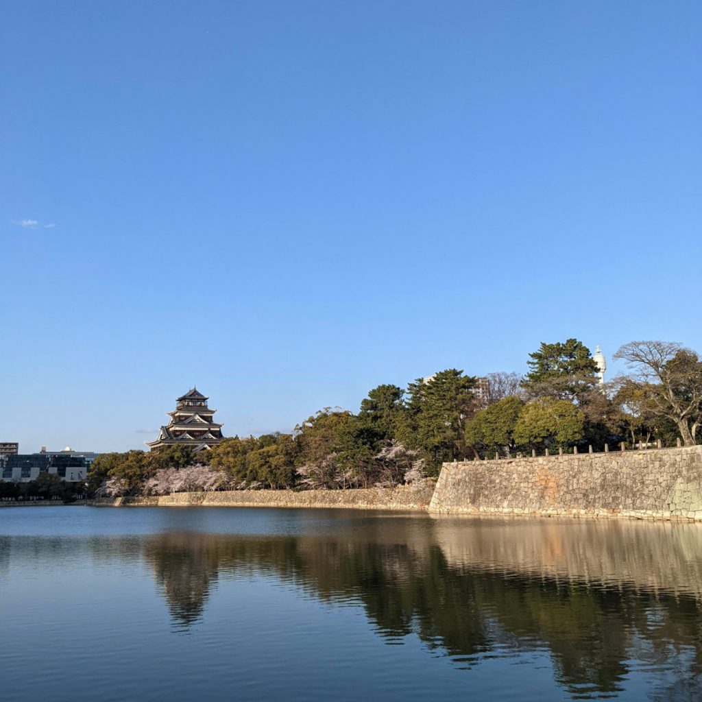 広島城を見ながらスキを仕事に考察する